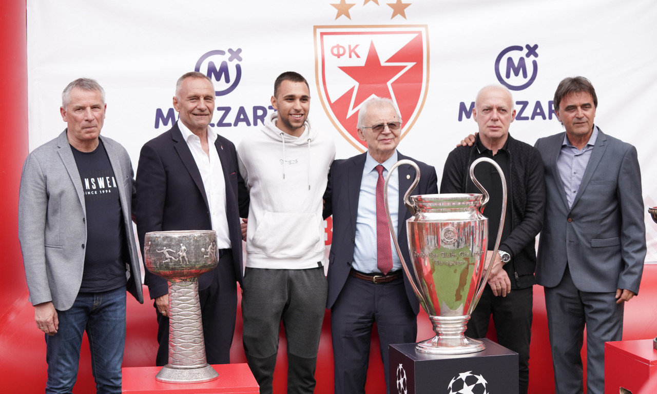 ZVEZDA obeležila 32 godine od BARIJA: Šampioni DONELI TROFEJ na Trg republike