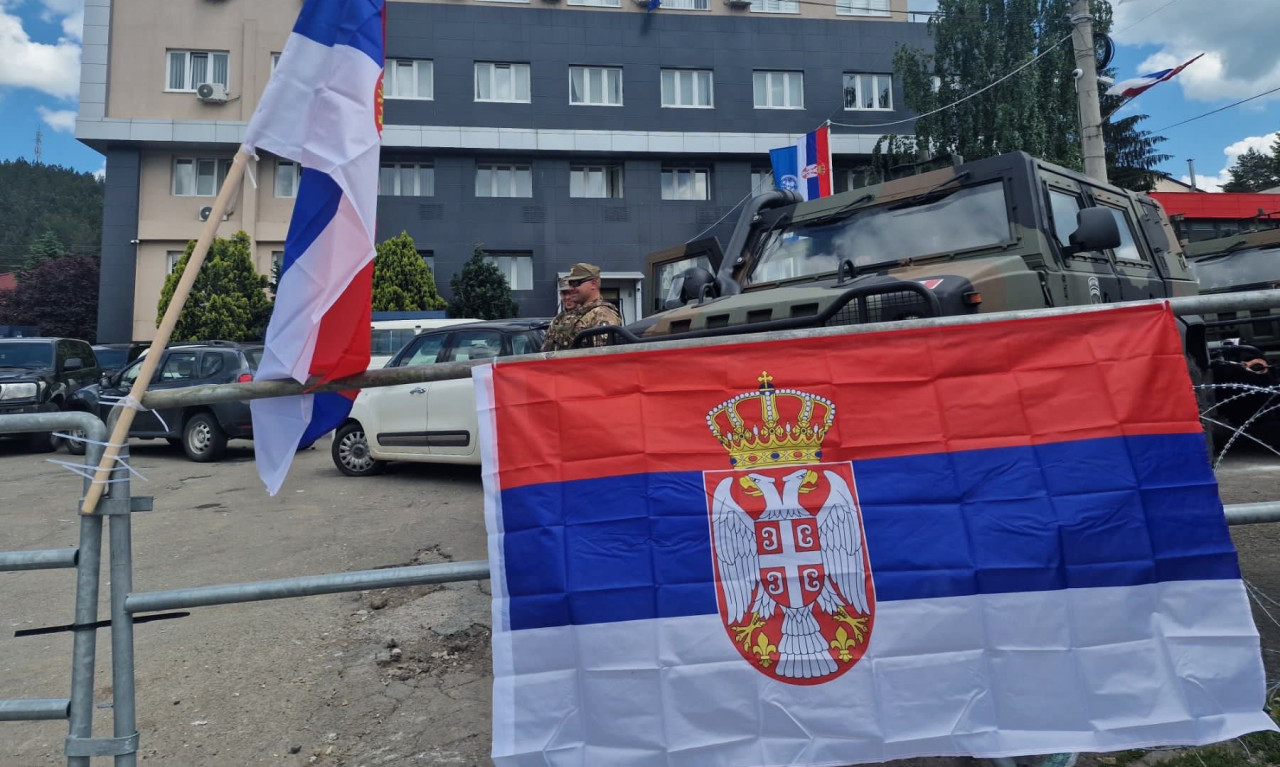 MIRNO na severu KOSOVA: Srbi ZAVRŠILI PROTEST, nastavljaju sutra, KFOR čuva OPŠTINU u ZVEČANU