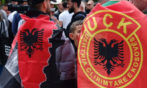 SRAMOTA! ODRŽAN PROTEST PODRŠKE VOĐAMA OVK Albanci se okupili ispred Saveta Evrope u Strazburu