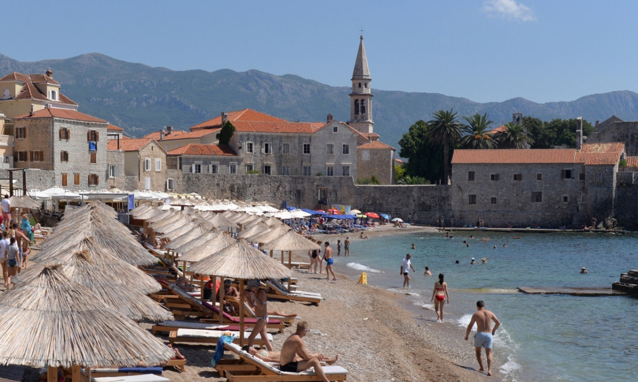 Ma dajte, ljudi, DA LI STE REALNI? Ležaljke na crnogorskim plažama i do 180 EVRA