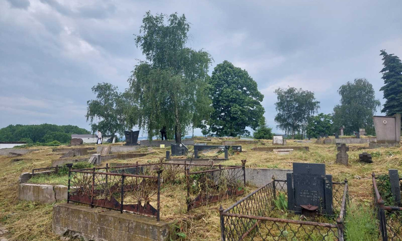 TUŽNA SLIKA na Zadušnice: Malo Srba izašlo na groblje u JUŽNOM DELU Mitrovice, spomenici SRUŠENI I OSKRNAVLJENI