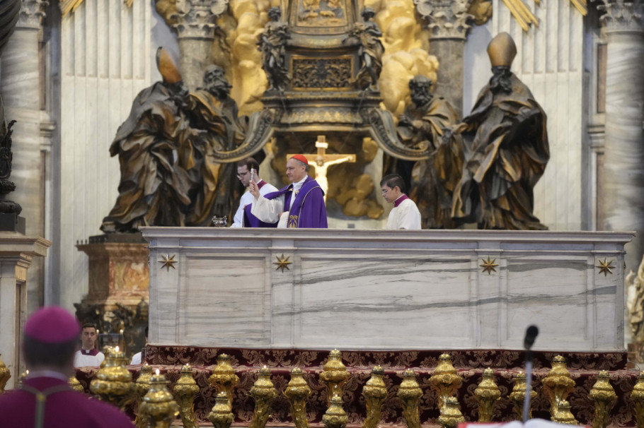 Čišćenje papinog oltara