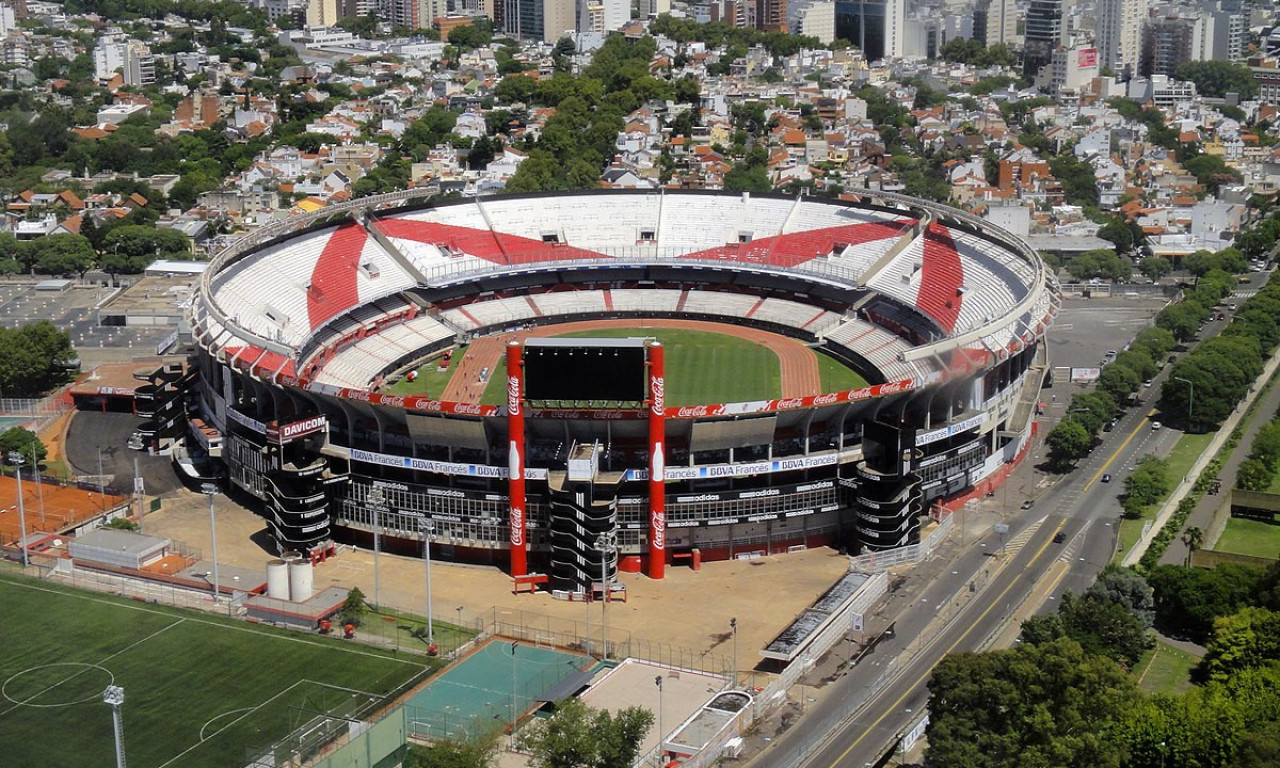 POGINUO NAVIJAČ River Plejta posle PADA SA TRIBINE