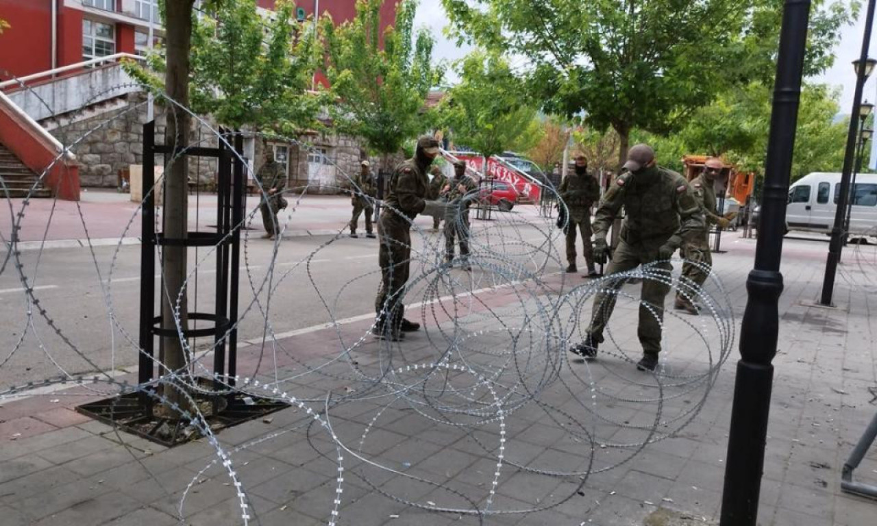 KFOR delimično uklonio BODLJIKAVU ŽICU ispred opštine u Zvečanu