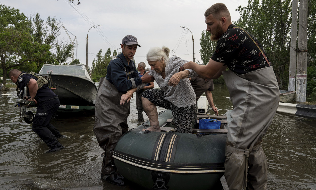 U poplavama u Hersonu STRADALO NAJMANJE 5 OSOBA: Pod vodom 14.000 KUĆA, Zelenski PROZIVA UN i Crveni krst