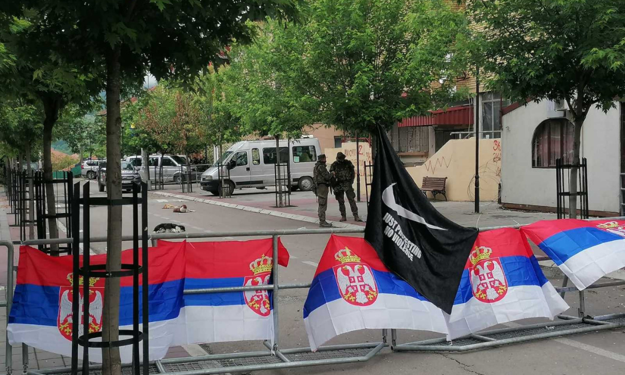 PONOSNO SE VIJORI SRPSKA TROBOJKA! Na tvrđavu Zvečan vraćena zastava Srbije!