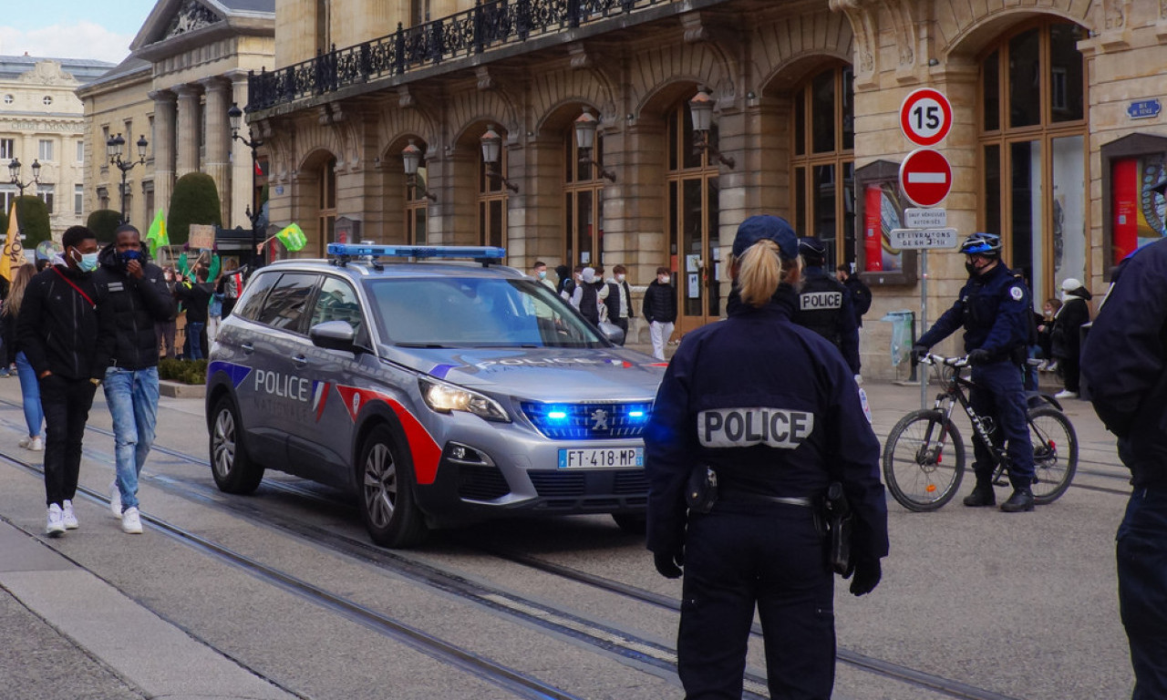 U Francuskoj velika akcija policije i hapšenja: 80 osoba osumnjičenih za PEDOFILIJU, među njima profesori i trener