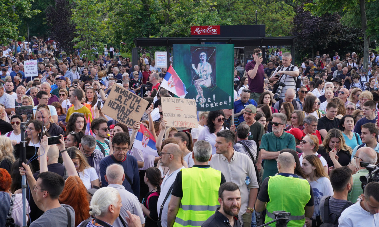 Učesnici opozicionog PROTESTA krenuli u ŠETNJU: Ispred Skupštine obratile su se POZNATE LIČNOSTI