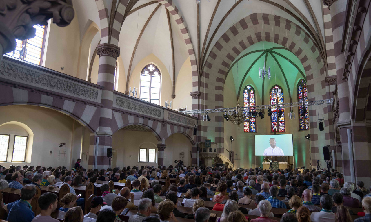 U SVE se MEŠA: Veštačka inteligencija DRŽALA SLUŽBU u crkvi u Nemačkoj