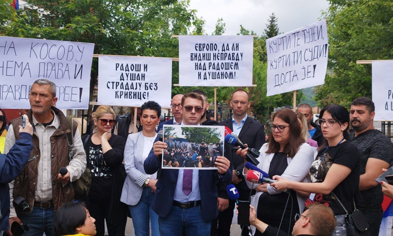 PROTEST ispred opštine ZVEČAN zbog UHAPŠENIH Srba: Građani traže njihovo PUŠTANJE NA SLOBODU