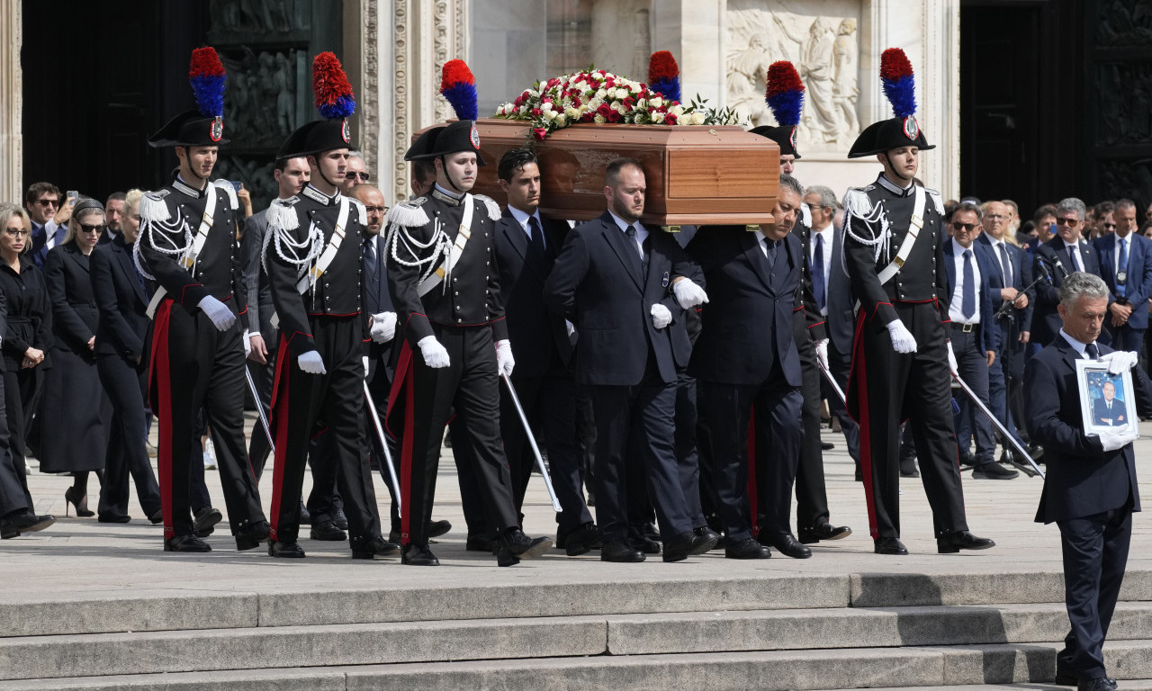 Italija se oprašta od SILVIJA BERLUSKONIJA: Više od 2.000 ljudi prisustvovalo SAHRANI