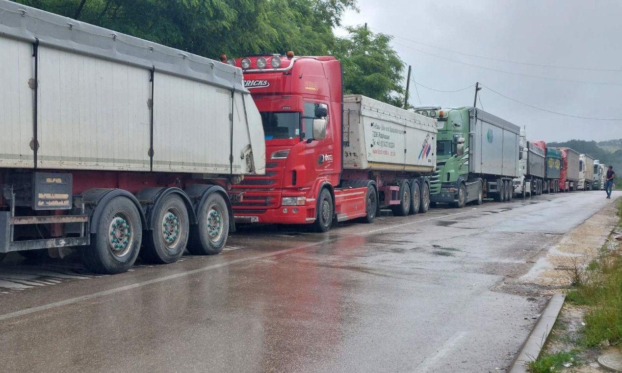 GUŽVE NA IZLAZU IZ SRBIJE Teretnjaci na Batrovcima čekaju sedam sati
