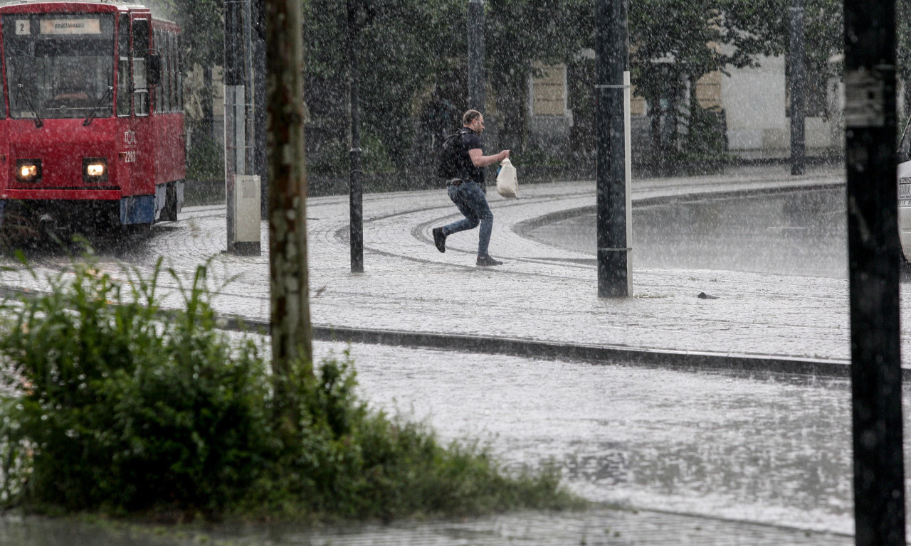 OLUJA PRAĆENA GRADOM ĆE SE SRUČITI NA SRBIJU Evo kada stižu pljuskovi u vaš grad - RHMZ objavio detaljnu prognozu