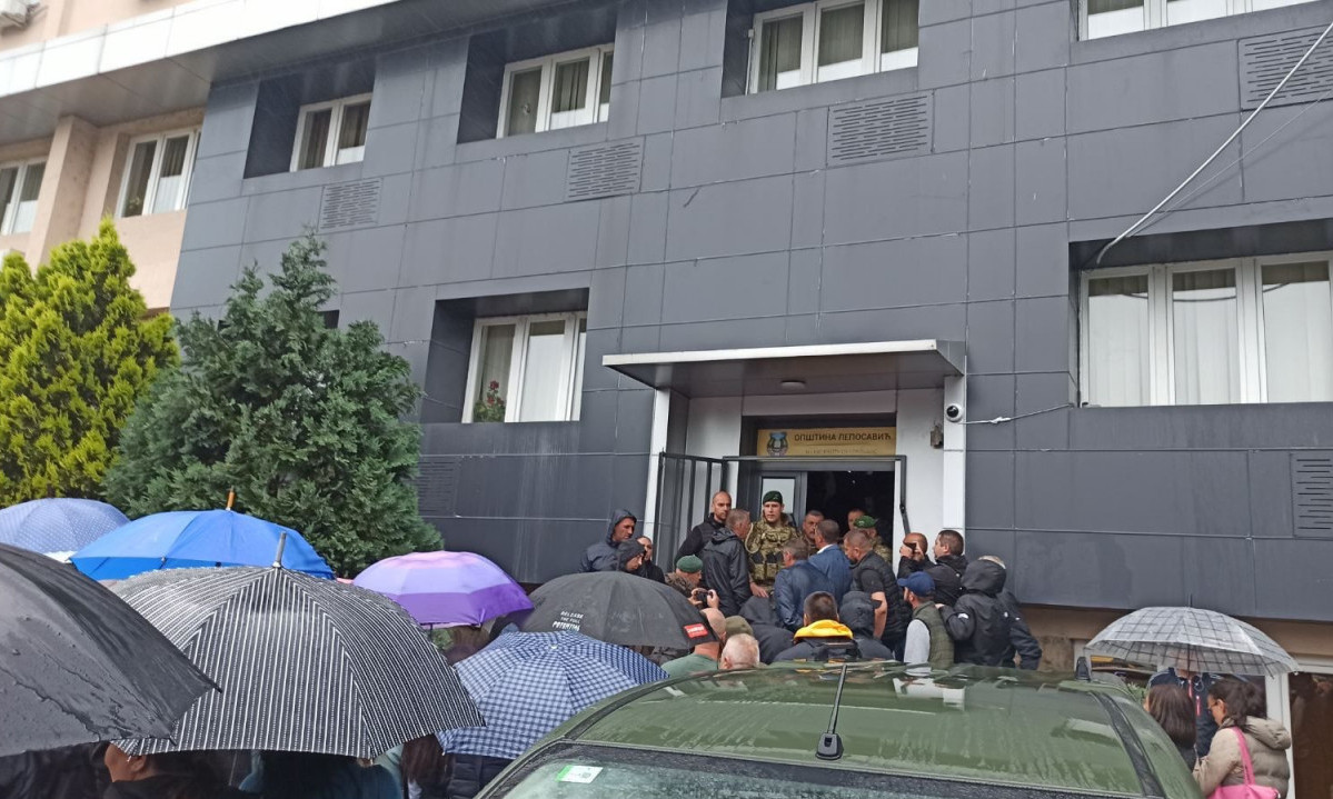 NAPETO U LEPOSAVIĆU: Krasnići ušao u zgradu opštine, SRBI PROTESTUJU
