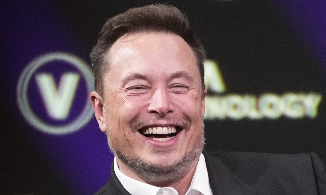 NOVA ROMANSA ILONA MASKA NA PUTU? Prokomentarisao bujne grudi poznate glumice, pa izazvao buru (VIDEO)