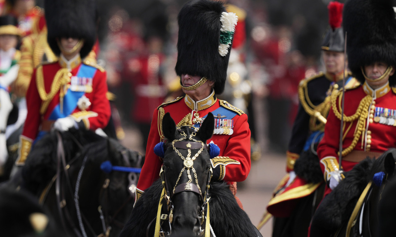 Kao BRITANSKI SUVEREN jahao KONJA pored VOJNIKA: Kralj Čarls III OBELEŽIO svoj PRVI javni ROĐENDAN