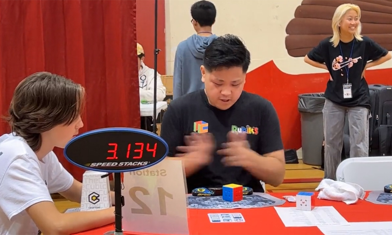 BRAVO! Autistični mladić OBORIO svetski rekord u SLAGANJU Rubikove kocke za 3.14 sekundi