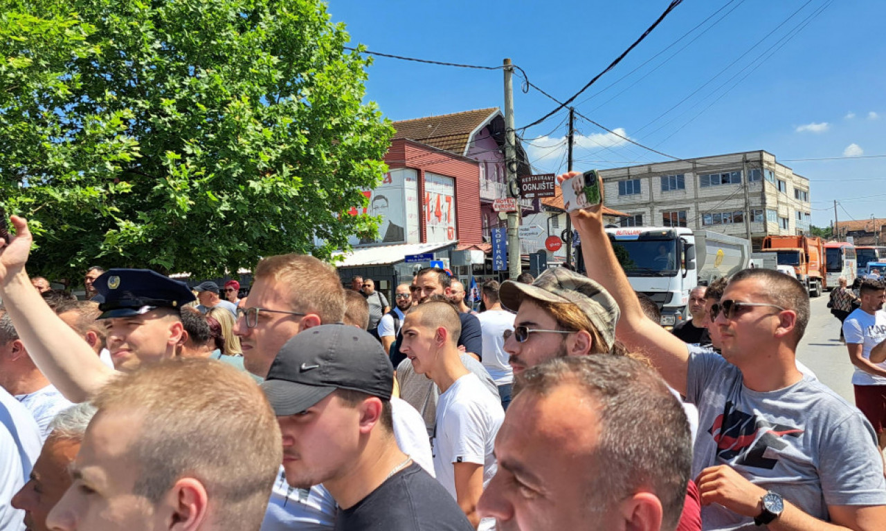PROTEST radnika KEK u Prištini: JAJIMA gađali VLADU privremenih institucija