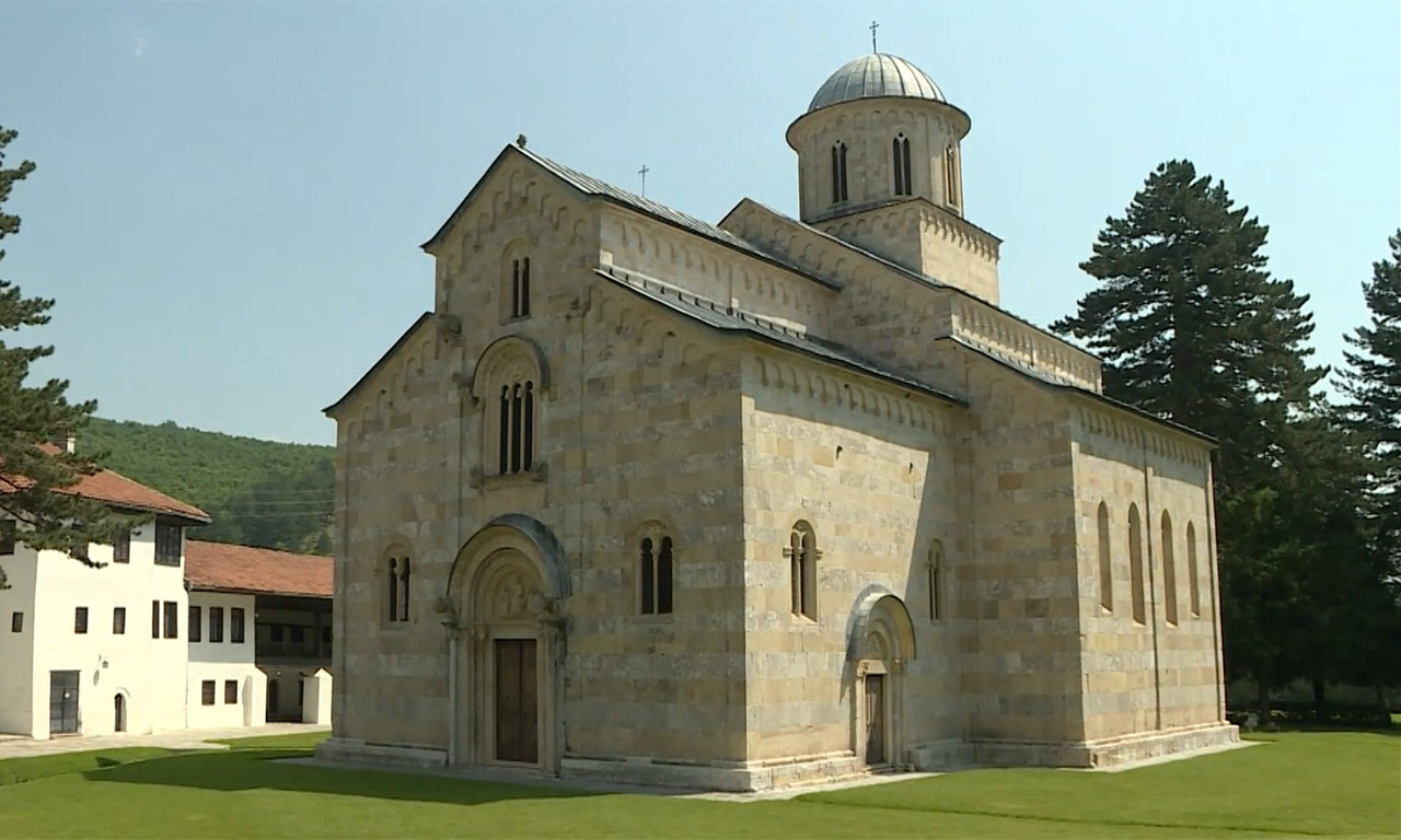 U VISOKIM DEČANIMA OBELEŽENA KTITORSKA SLAVA Mitropolit Teodosije uputio vernicima moćnu poruku (VIDEO)