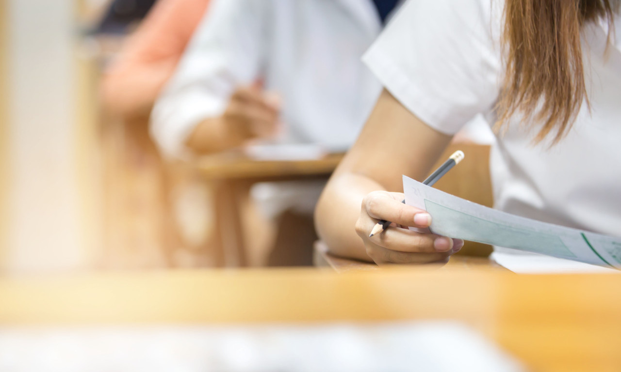 OSMACI IZLAZE NA PROBNI ZAVRŠNI ISPIT Poznata satnica i važni datumi do male mature (VIDEO)