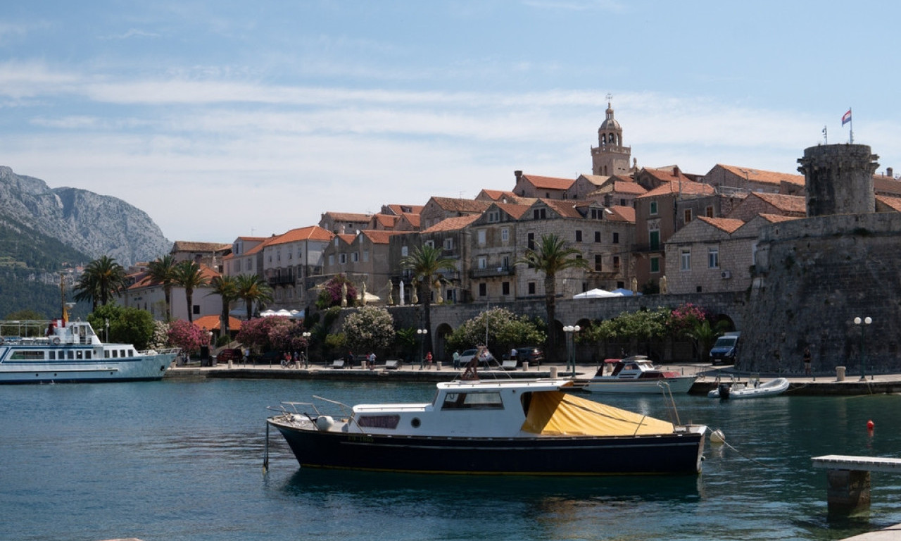 PAPRENA HRVATSKA, turisti u neverici: DVE KAFE s mlekom u centru Korčule koštaju - 14 EVRA