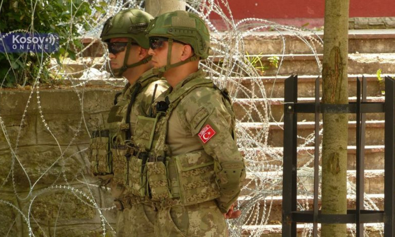 Srbi u ZVEČANU malo LAKŠE dišu: METALNA ograda i BODLJIKAVA ŽICA ukolonjene ispred SPOREDNOG ulaza u OPŠTINU