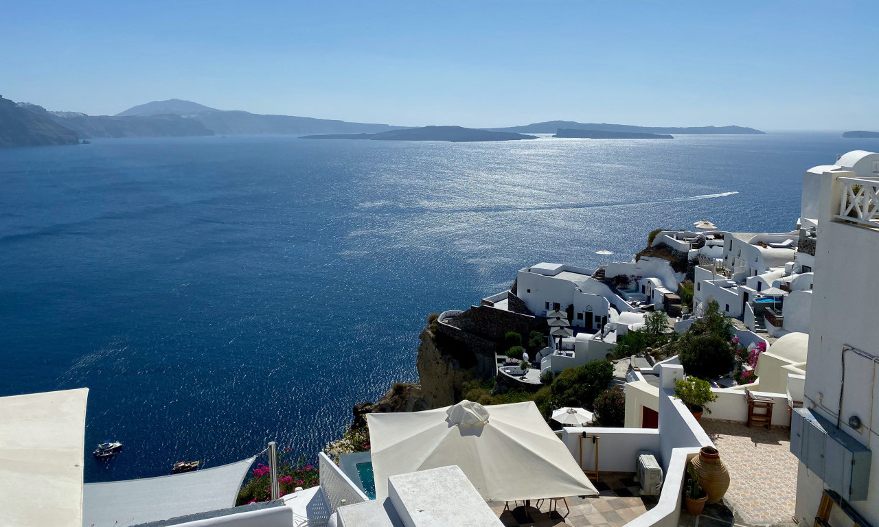 I TATA BI SINE: Tražio je od arhitekte SANTORINI u svom DVORIŠTU, a dobio je ...