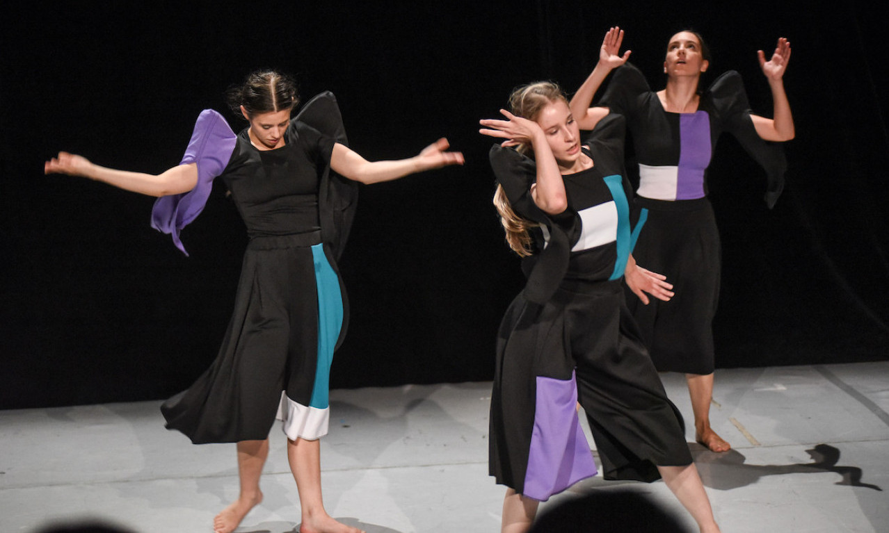 Snaga ženske SAVREMENE PLESNE scene: Beogradska PREMIJERA "Femine" na sceni Madlenijanuma