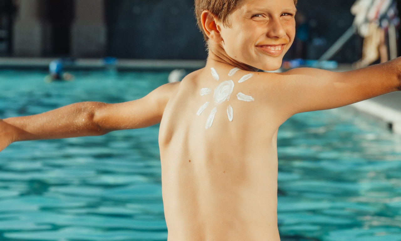 Ovo PITANJE muči većinu roditelja: Da li DECA mogu da koriste KREMU ZA SUNČANJE namenjenu odraslima?