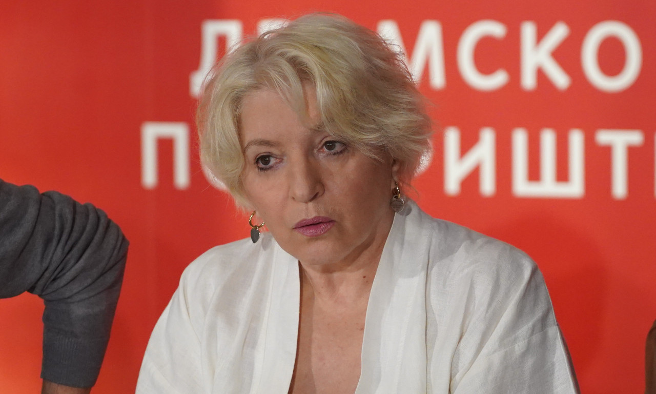 MIRA KARANOVIĆ U 7. DECENIJI ŠOKIRALA OBOŽAVAOCE: Na plaži potpuno gola, intimu prekrila samo peskom! (FOTO)