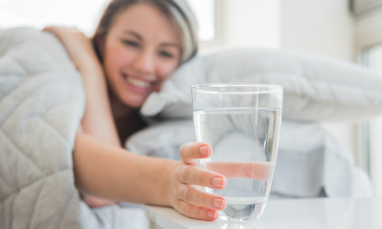 Šta PRVO POPIJETE kada se probudite? VODU ili...