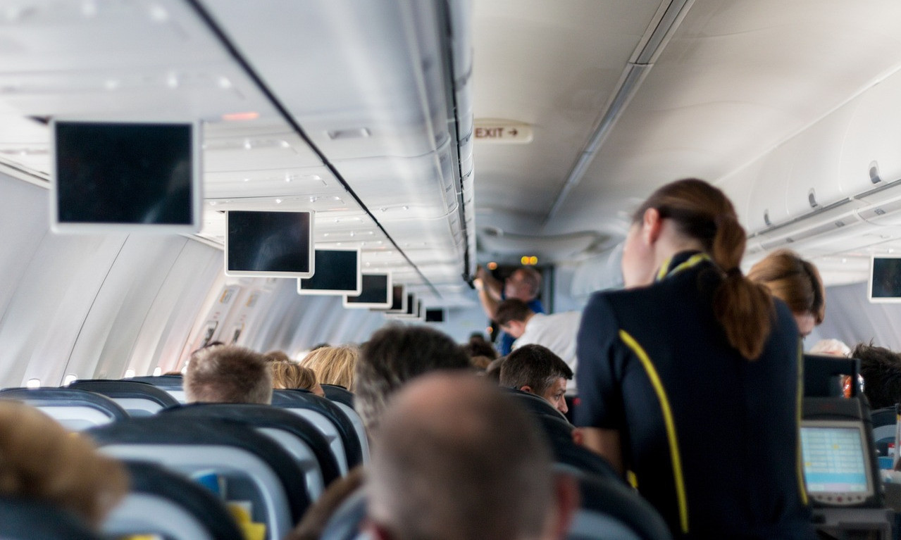 Kako da sedite u PRVOJ KLASI u avionu BESPLATNO: Stjuardesa otkrila genijalan TRIK