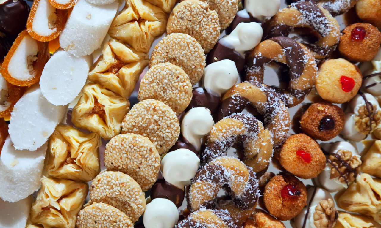 PET VRSTA POSNIH KOLAČA – OD JEDNE SMESE Bez jaja, bez mleka, bez muke – a imaš punu tacnu!