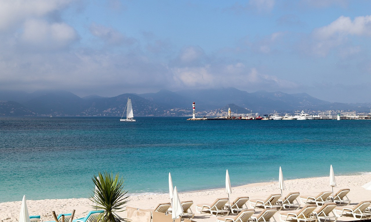 Srbi gosti "DRUGOG REDA": Naši turisti doživeli veliku NEPRIJATNOST na plaži kod "BRAĆE" Grka