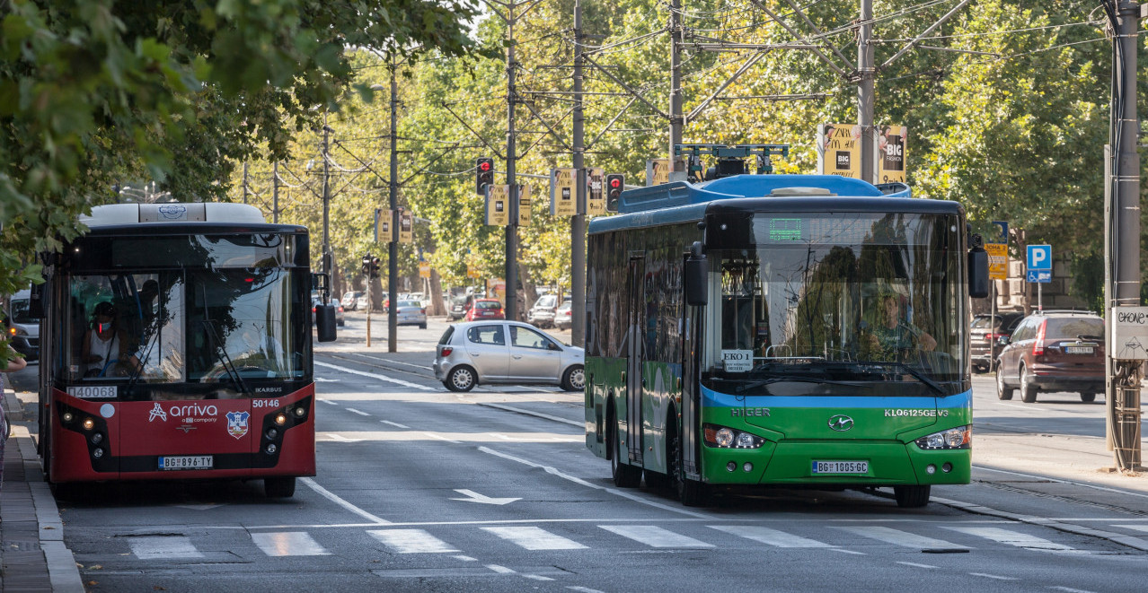 VOZAČ autobusa PROŠAO NA CRVENO u Beogradu, pa UDARIO DEVOJČICU na pešačkom! BORE JOJ SE ZA ŽIVOT