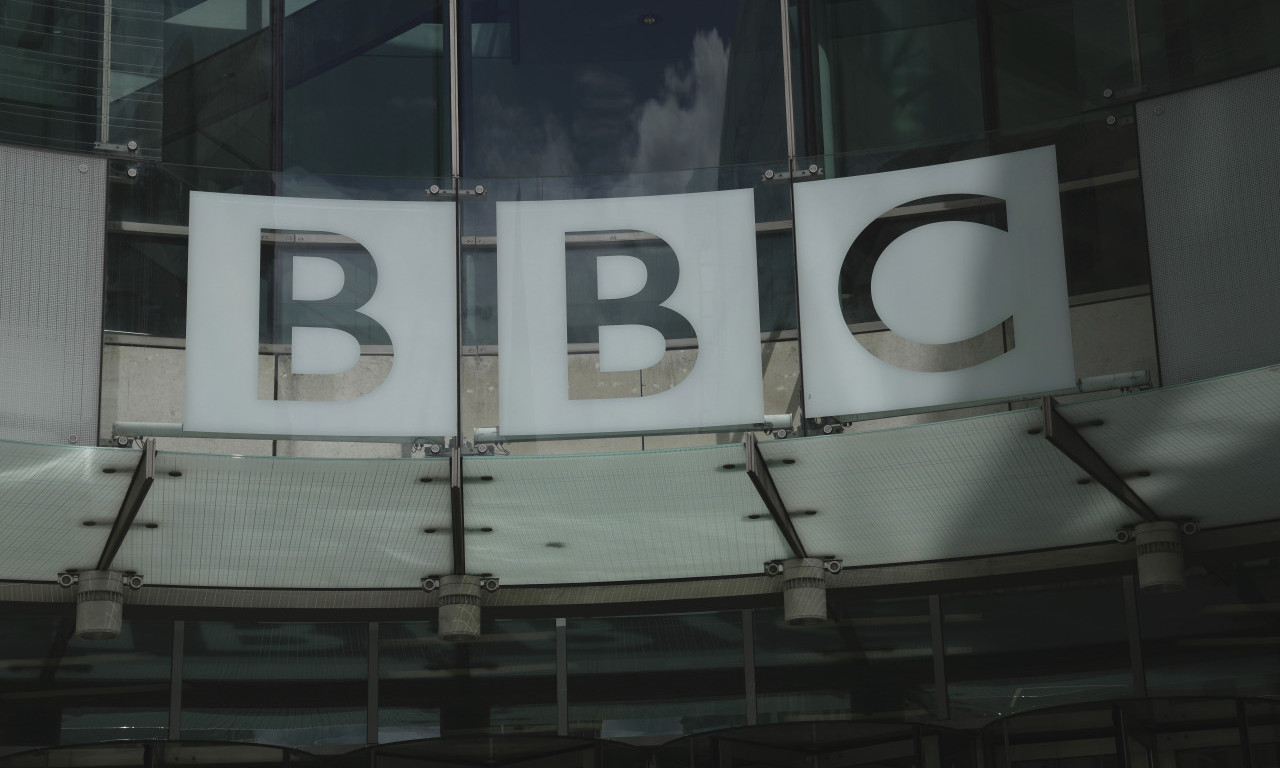 ČLAN ODBORA BBC DAO OSTAVKU Uputio oštre kritike timu koji upravlja medijskom kućom