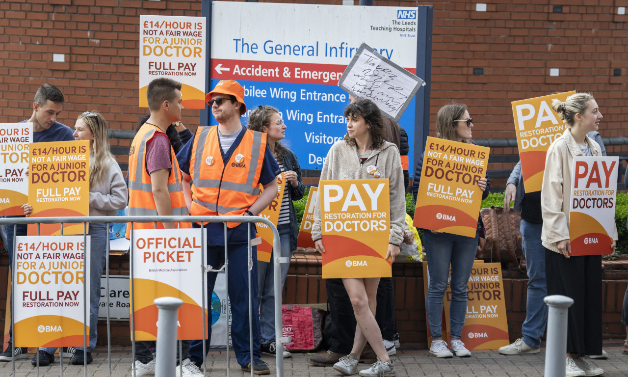 NAJDUŽI ŠTRAJK u istoriji zdravstva u Engleskoj: Na DESETINE HILJADA LEKARA traži VEĆE PLATE