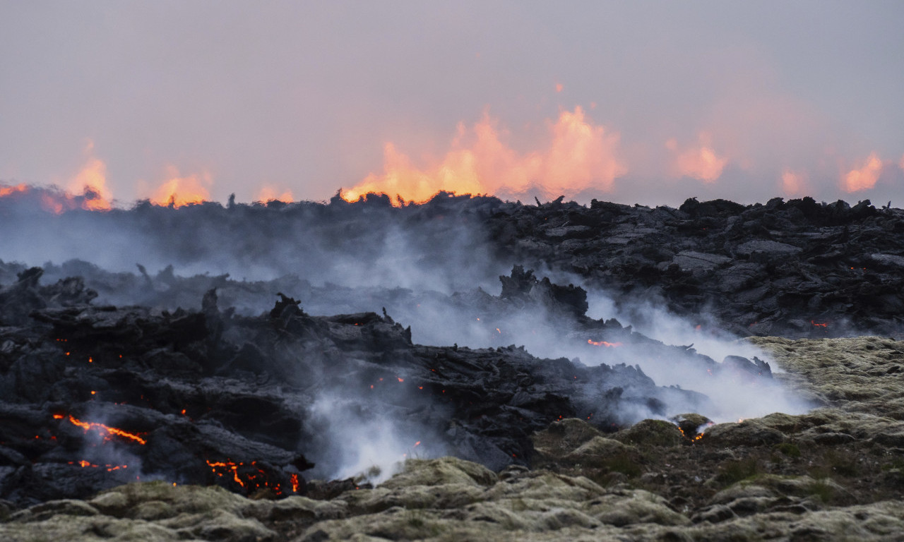 DRAMA NA ISLANDU: Delovi Grindavika tonu, ispod kuća lava, velika verovatnoća za erupciju!