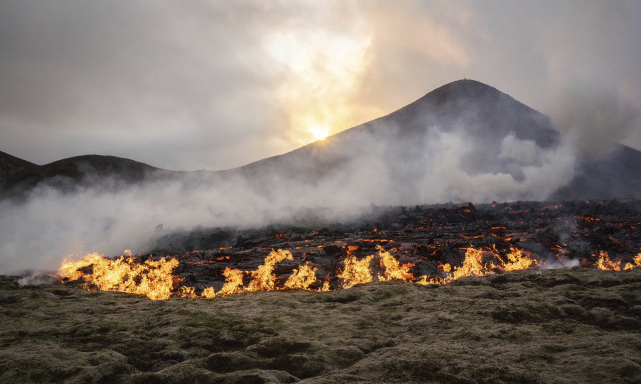 PRATITE UŽIVO! Vulkanska ERUPCIJA PRETI da UNIŠTI grad Grindavik u blizini Rejkjavika