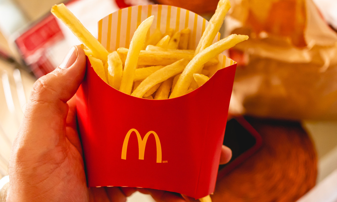 Šta to pliva u DUBOKOM ULJU? Influenser izneo ŠOKANTNE TVRDNJE o McDonald’s pomfritu. Oprezno, može da VAM PRESEDNE
