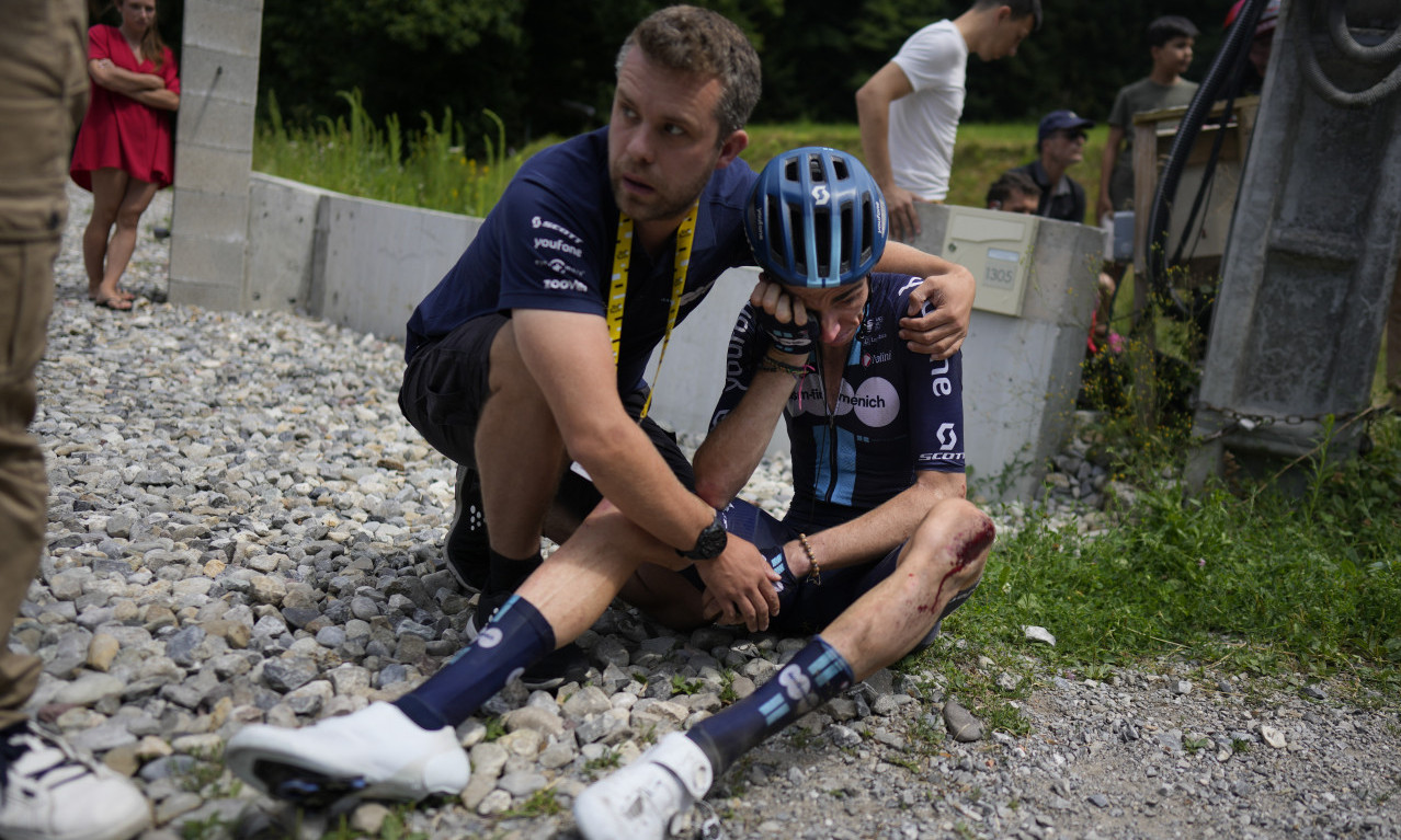 STRAŠAN sudar na TUR DE FRANSU: Povređeno 30 BICIKLISTA