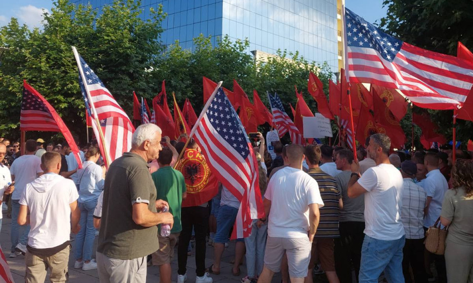 TERORISTI OVK protestovali u PRIŠTINI noseći ZASTAVE svojih SPONZORA iz SAD i Albanije: Dole Kurti, LAŽOVI i prevaranti