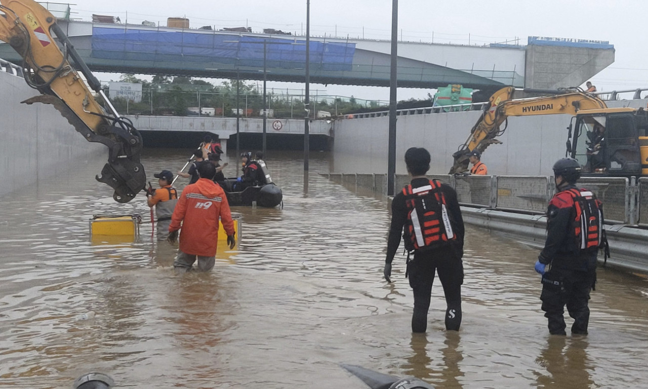 POPLAVE u Južnoj Koreji: Iz POTOPLJENOG TUNELA izvučeno 7 tela, 15 VOZILA ZAGLAVLJENO od subote