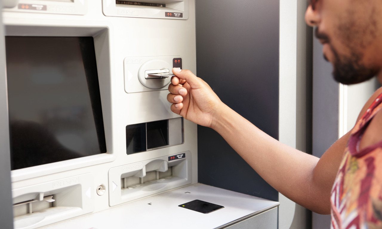 Zbog GREŠKE na bankomatu ODNEO 1,6 MILIONA EVRA i nije se POKAJAO
