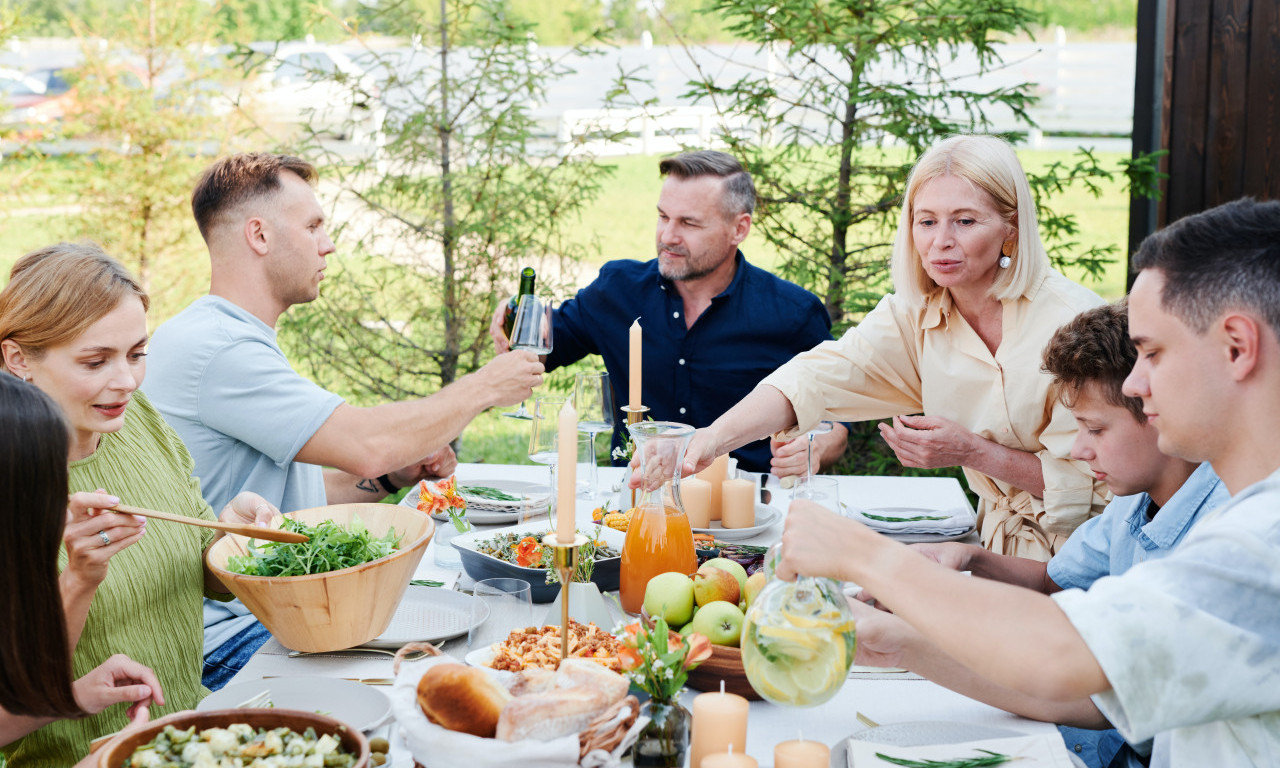 ZAŠTO SE BAŠ U SEZONI RAKA NAJVIŠE LJUDI POMIRI SA PORODICOM? Ako se dvoumite da li da pošaljete tu poruku - uradite to!