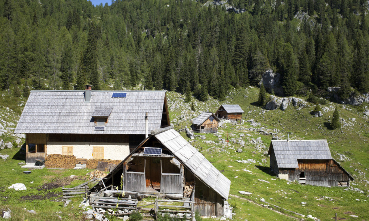 Oko 90 ljudi ZAROBLJENO U KOLIBI na planini u Sloveniji, među njima 35 SLEPIH I SLABOVIDIH osoba