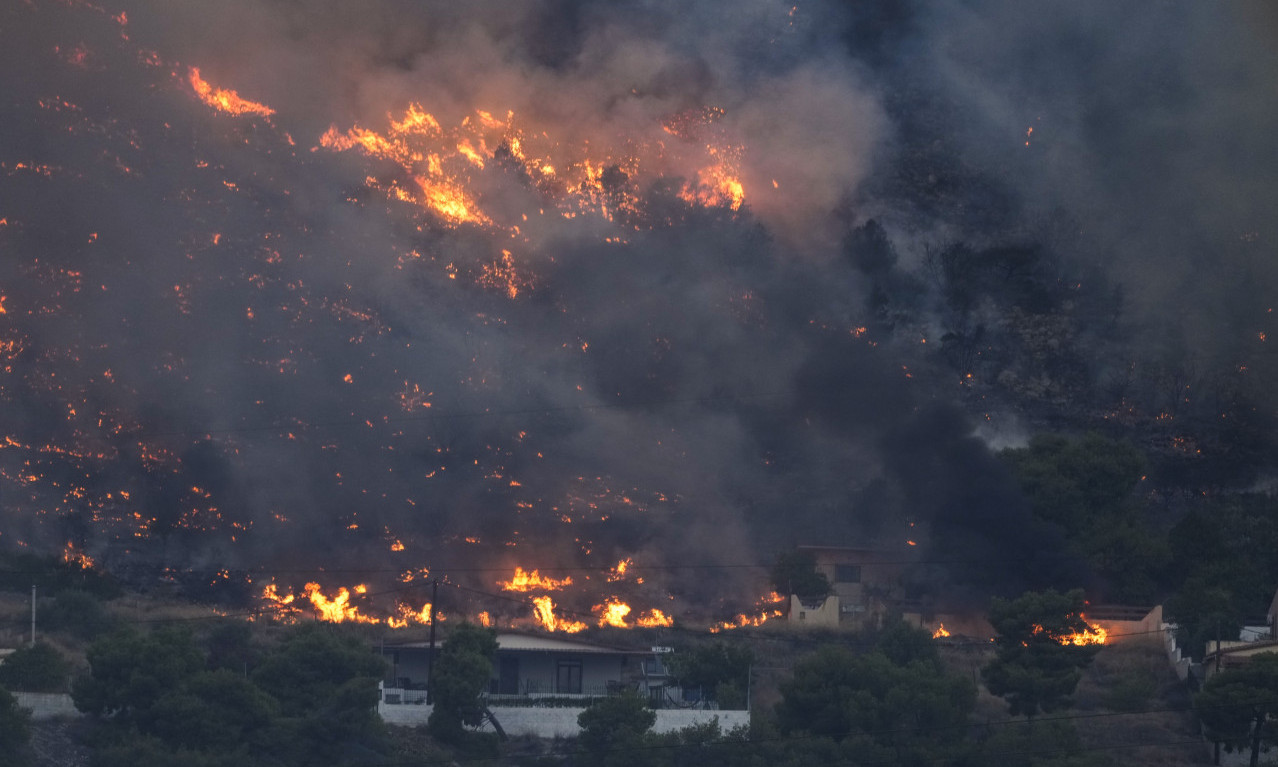 EVROPU guše dim i VRELINA, u Grčkoj KRITIČNO: Vatrogasci IZGUBILI KONTROLU nad POŽAROM u Atini