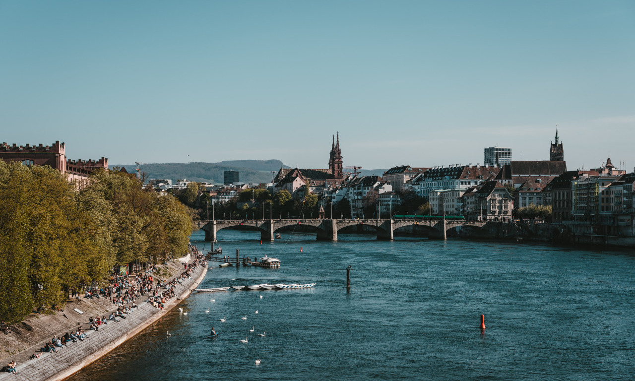 Sa POSLA idu kući pevajući, a i PLIVAJUĆI - Evo u kom evropskom gradu ZAPOSLENI umesto ULICA biraju REKU