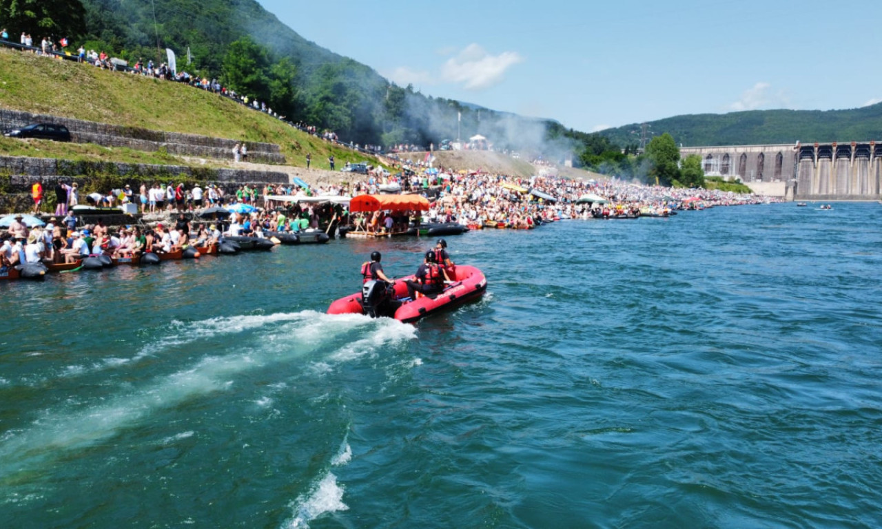 SUTRA DAN ŽALOSTI U LJUBOVIJI: Manifestacija u senci smrti Radiše Mijailovića