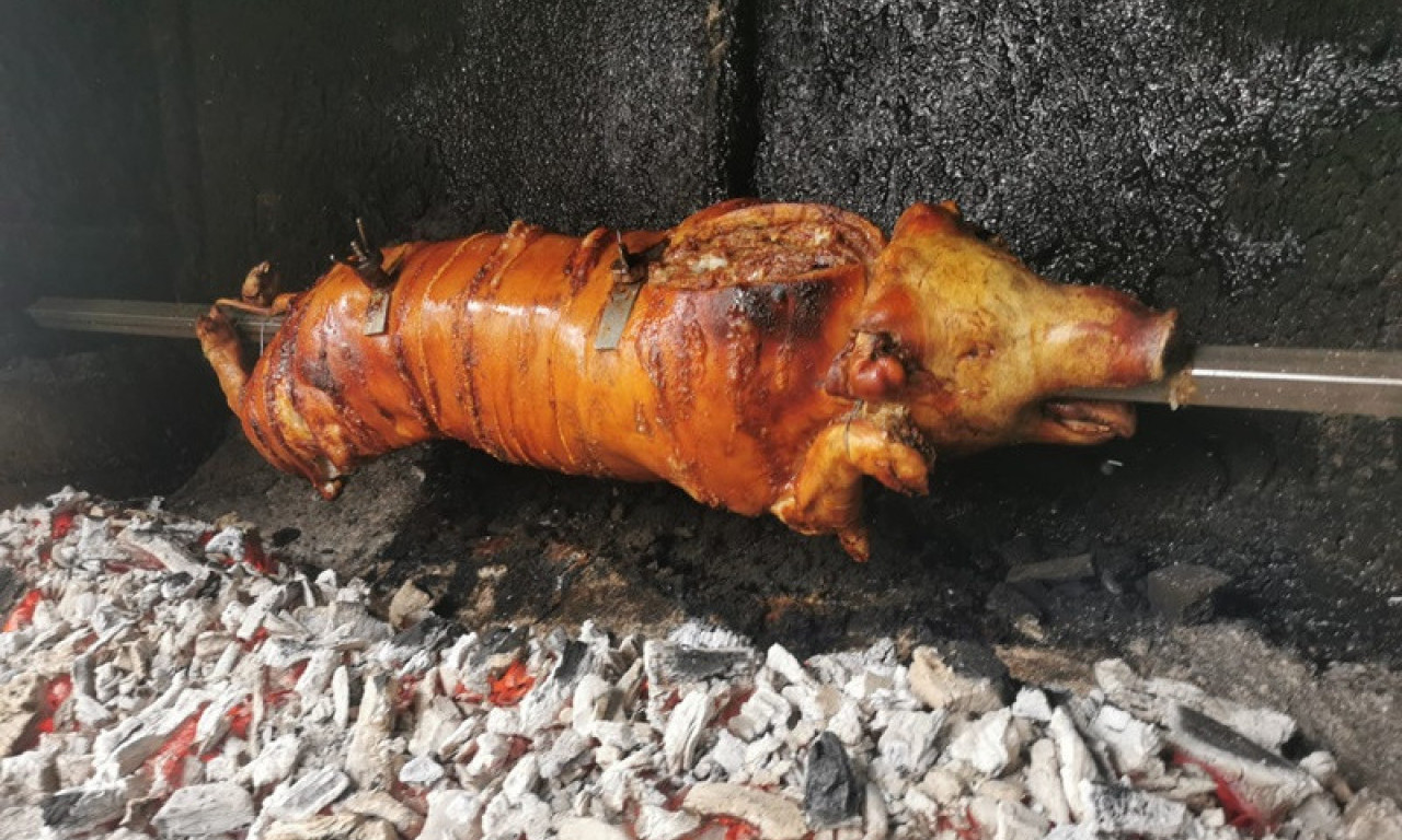 SAMO U NORVEŠKOJ: Napadač Brinea postigao het-trik, nagrađen sa prasetom od 23 kilograma (VIDEO)